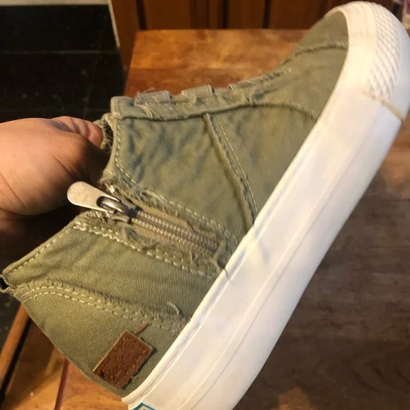 Super cute olive green sneaker wedges - Picture 5 of 5